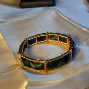 102. Elastic Goldtone & Emerald colored Bracelet